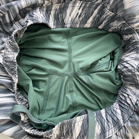 Peloton Turin Shorts Mens Medium Abstract Print Elastic Waist Lined Training Gym - Picture 12 of 13